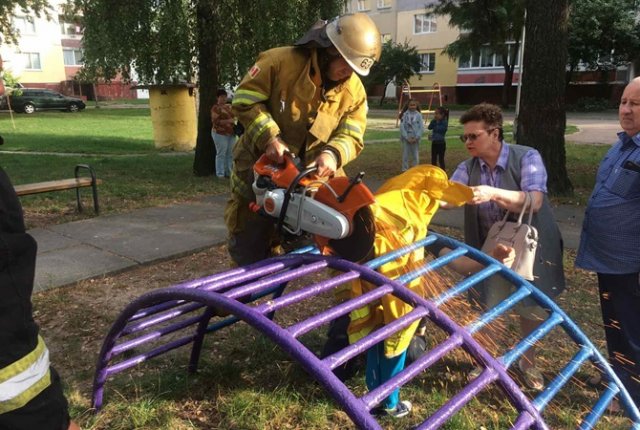 В Москве завершена операция по спасению ребёнка, застрявшего на детской площадке в снаряде