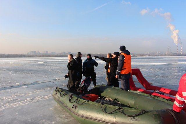 В Хабаровском крае между льдами застряли рыбаки на лодке