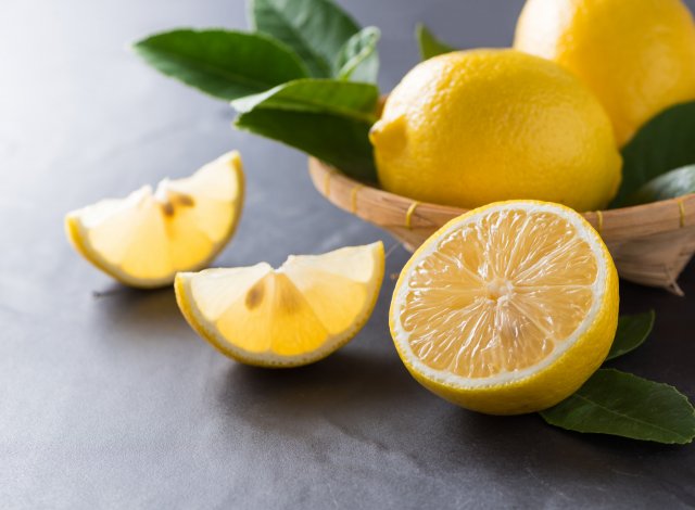 Диетолог рассказал, кому и почему нельзя есть лимоны
