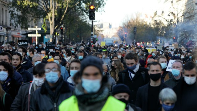 В Париже во время акции протеста группировка людей в черном устроила беспорядки