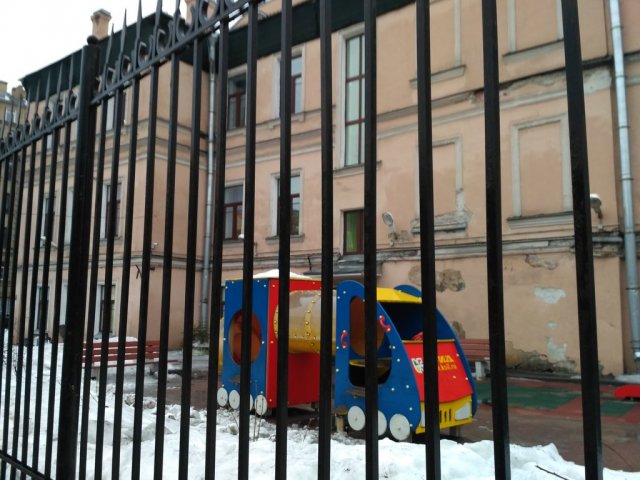 В Санкт-Петербурге женщина в детском клубе пыталась поджечь порох