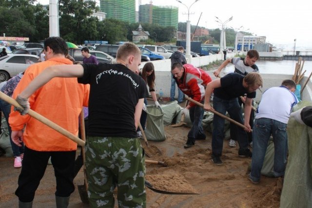 Добровольцы, принявшие активное участие в борьбе с наводнением, были награждены в Хабаровске