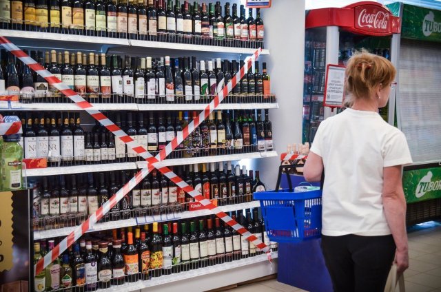 Собянин считает, что ограничивать продажи алкоголя на Новый год бессмысленно