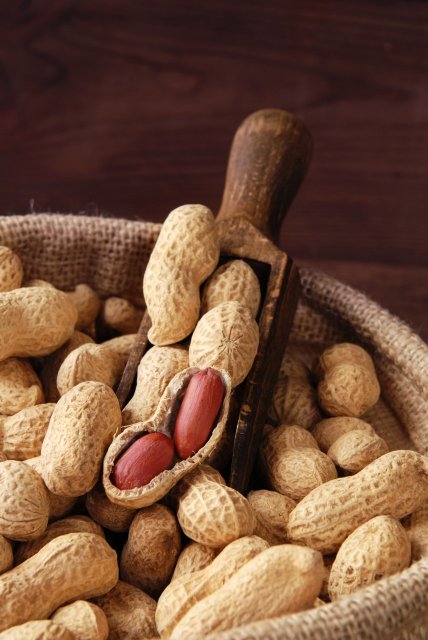 Ученые признали арахис полезным для сердца орехом