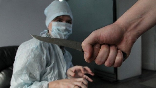 Медсестёр одной из московских больниц пациент ранил ножом