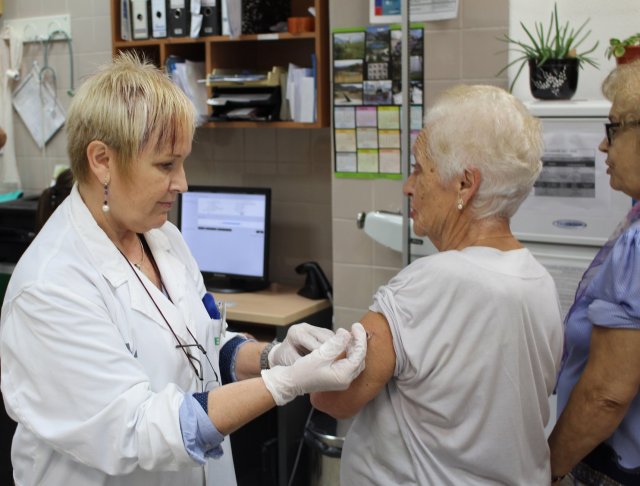 Врачи рассказали о правилах вакцинации против коронавируса пожилых людей