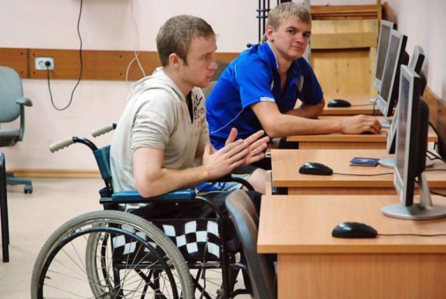 Согласно решению Владимира Путина инвалиды смогут получать высшее образование бесплатно