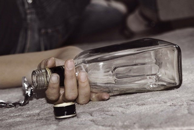 12 жителей Узбекистана отравились алкоголем из Киргизии