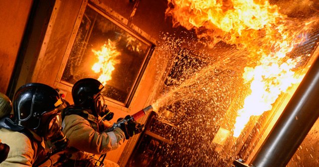 В МЧС рассказали, почему тушить пожар в квартире водой нельзя