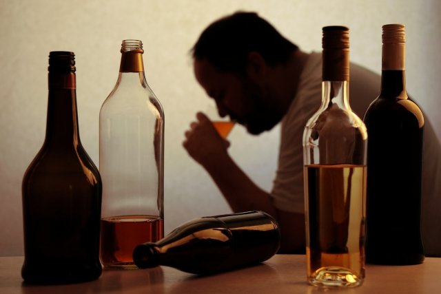 Несколько причин, по которым опасно пить алкоголь перенесшим коронавирус