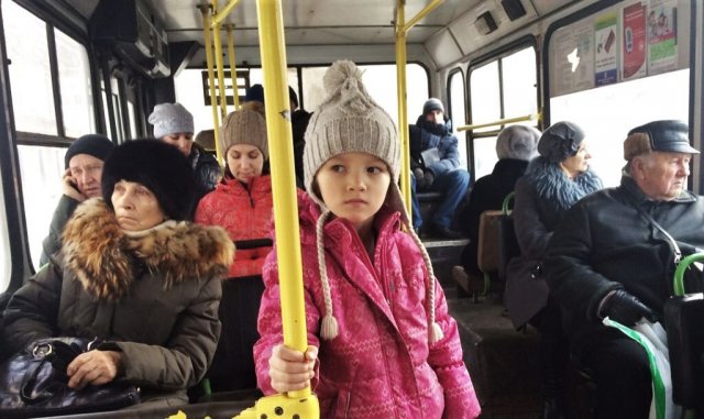 Водитель автобуса в Хабаровске забрал головной убор у ребёнка без билета
