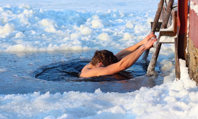 Москвичей призывают отказаться от крещенских купаний из-за сильных морозов