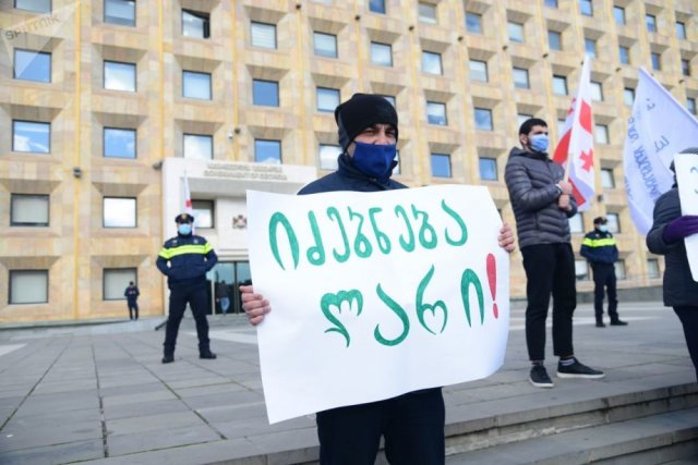 Жители Тбилиси вышли на митинг с требование о снятии ограничительных мер по COVID-19