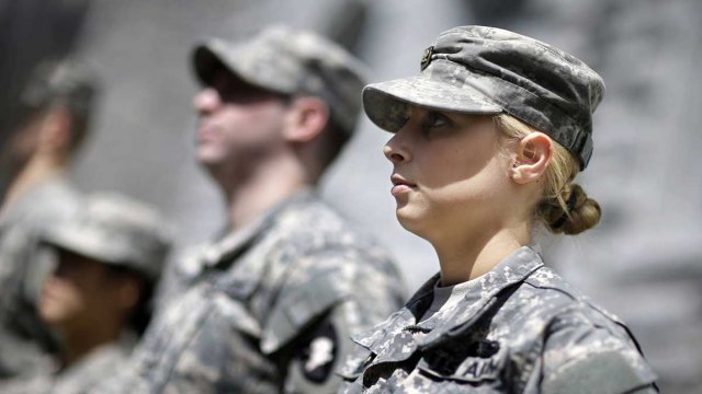 Женщинам в армии США разрешили пользоваться косметикой