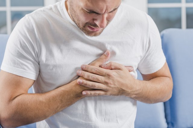 Малоизвестный симптом инфаркта назвал кардиолог