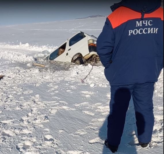 В Приморье под лёд ушёл внедорожник с продуктами