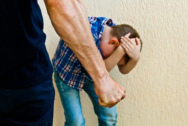 Омский суд рассмотрит вопрос о лишении родительских прав мужчины, который издевался над двумя детьми