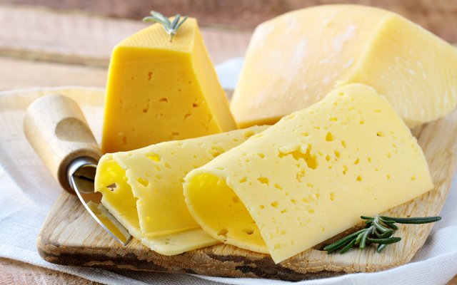 Диетолог Андрей Бобровский назвал вредные свойства сыра