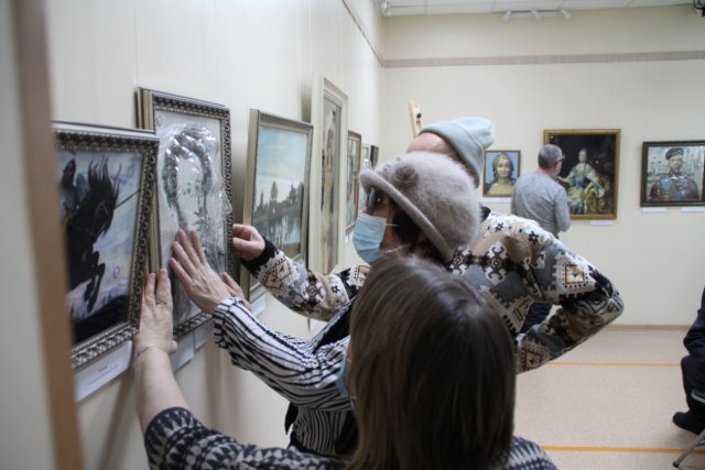 В Корсаково в историко-краеведческом музее началась выставка «Искусство в темноте»