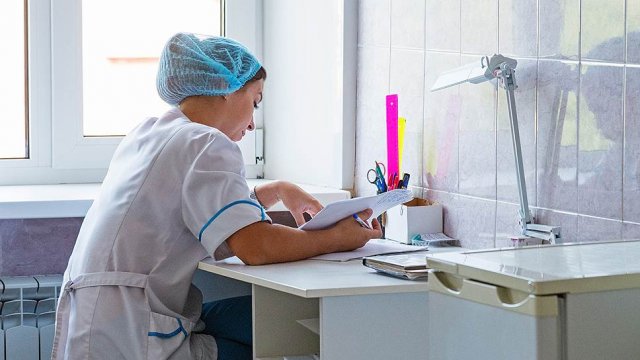 Врач-педиатр был оштрафован в Санкт-Петербурге за невнимательность к пациентам