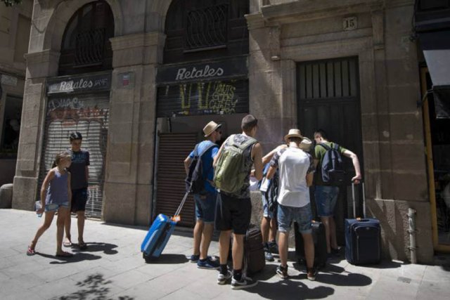 Представители власти Барселоны предлагают ввести запрет на краткосрочную аренду квартир для туристов