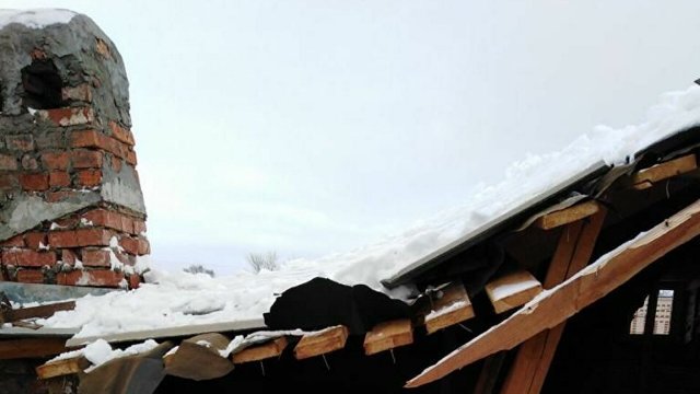 Несколько человек в Алтайском крае погибли в результате падения снега с крыши
