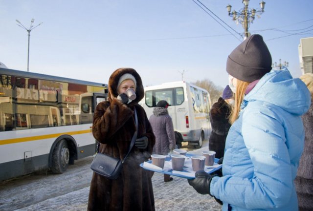 Жителям Подмосковья помогают согреться на автобусных остановках горячим чаем
