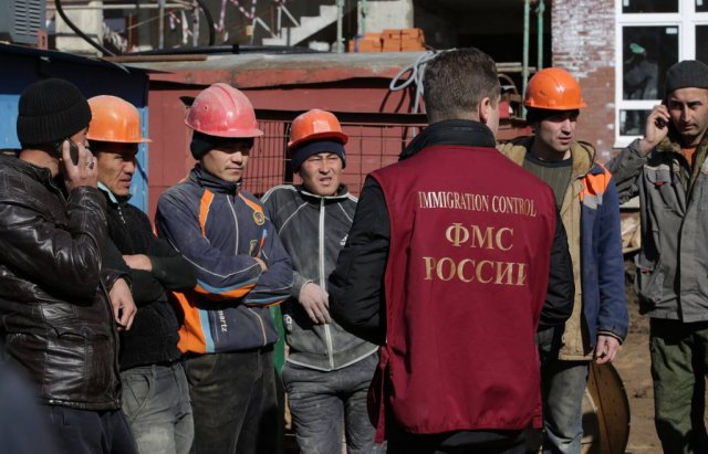 В Минсельхозе просят разрешить въезд в РФ мигрантам для выполнения сезонных работ