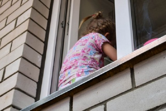 Ребёнок выпал из окна в Пригороде Санкт-Петербурга