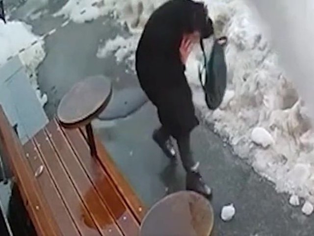 В торговом центре Омска женщина пострадала из-за падения на неё снега