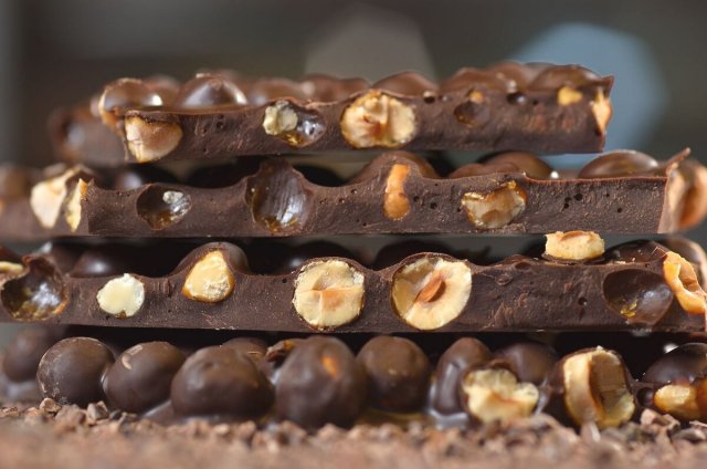 Специалист назвал наиболее полезным шоколад черный с орехами