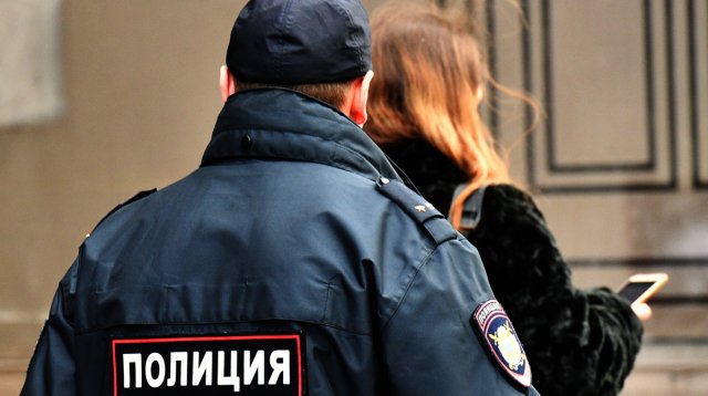 Жительница Москвы пыталась избить полицейского при составлении на неё протокола