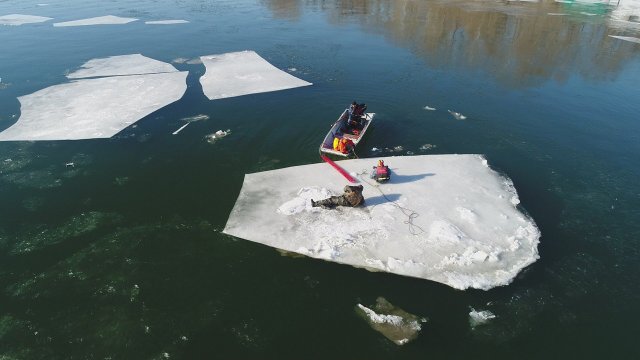 Эвакуацию рыбак с дрейфующей льдины провели в Самарской области