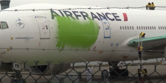В Париже активисты Greenpeace оставили зелёное пятно на самолёте