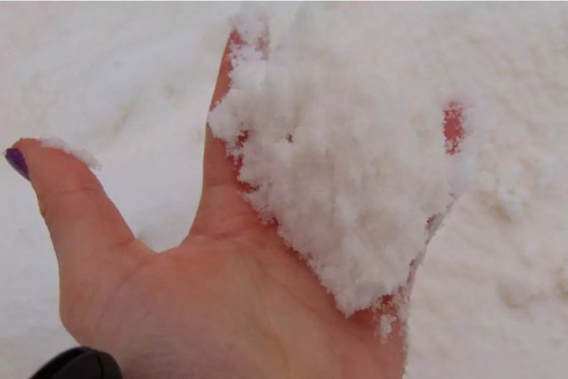 Необычные осадки в виде жёлтого снега были обнаружены в Ульяновской области