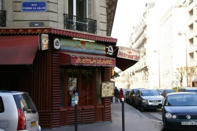 Российский ресторан угощает студентов в Париже