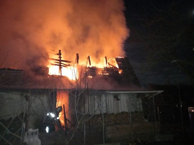 Пожар с жертвами произошёл в аварийном доме в Свердловской области