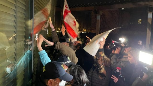 Жители Тбилиси вышли на протесты против комендантского часа