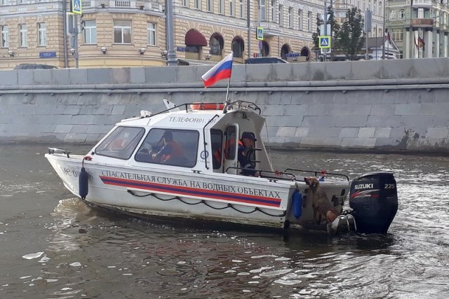 В Москве-реке едва не утонули два человека