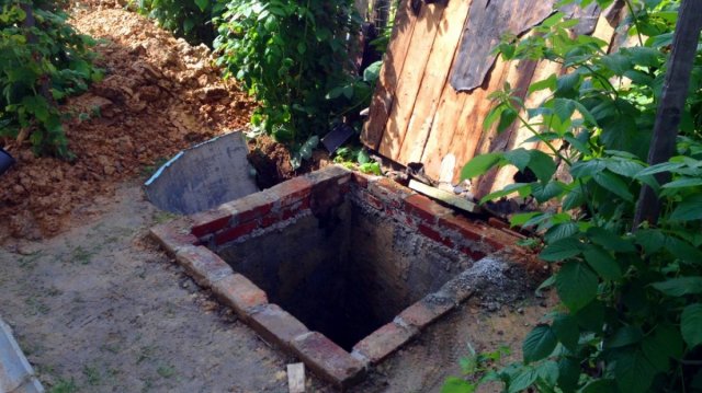 Проверка проводится в Омской области после падения ребёнка в выгребную яму