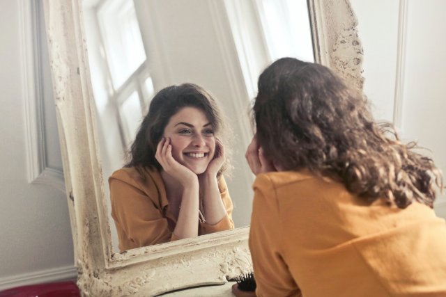 Учёные рассказали, почему смотреть на себя в зеркало полезно для здоровья