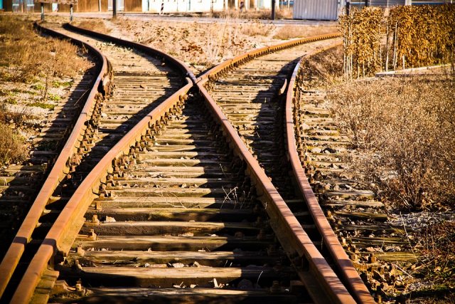 В Екатеринбурге стало известно о смерти пенсионерки, погибшей при наезде поезда