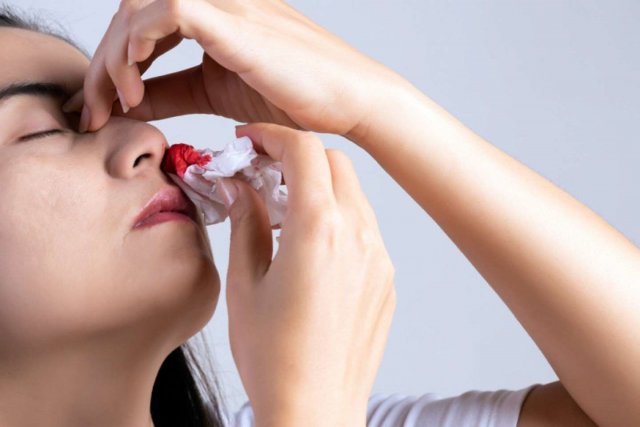 Отоларинголог назвал опасные причины кровотечения из носа