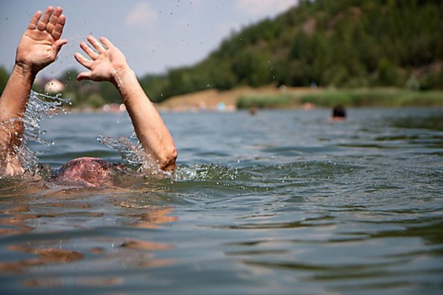 Подросток погиб, утонув в озере в Рязанской области