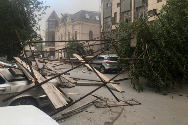 В Астрахани произошло обрушение балкона во время песчаной бури на человека