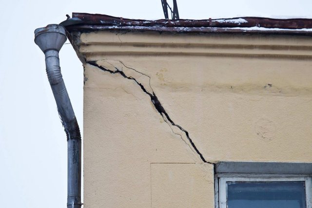 Сотрудники СК сообщили о возбуждении уголовного дела по факту трещин в одном из домов Владивостока
