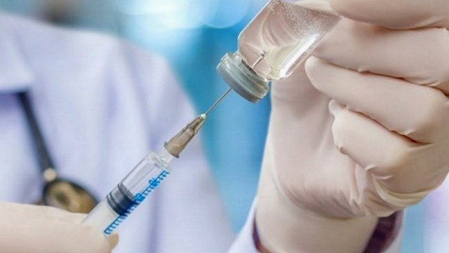 Сотрудники Роспотребнадзора рекомендуют вакцинироваться тем, кто переболел коронавирусом