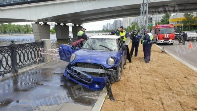 В реку в Москве упал автомобиль на Нагатинской набережной