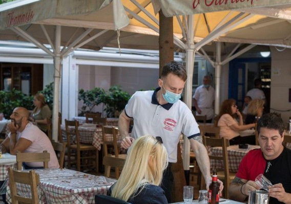 Зоны для людей, прошедших вакцинацию, появятся в ресторанах Греции