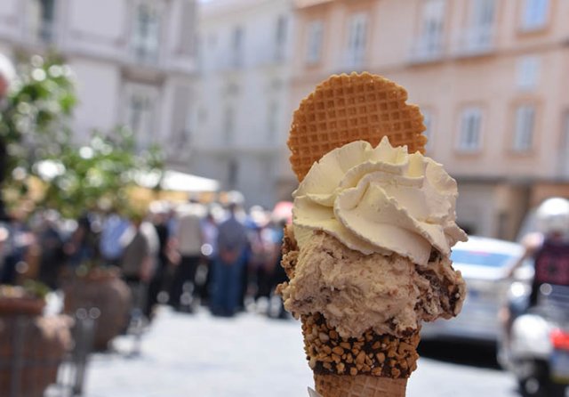 Шеф-кондитер рассказал о том, почему уличное мороженое из лотков опасно к употреблению